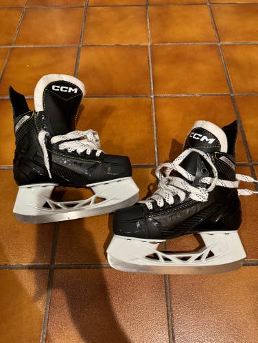 Used Junior CCM AS-550 Hockey Skates Regular Width Size 2