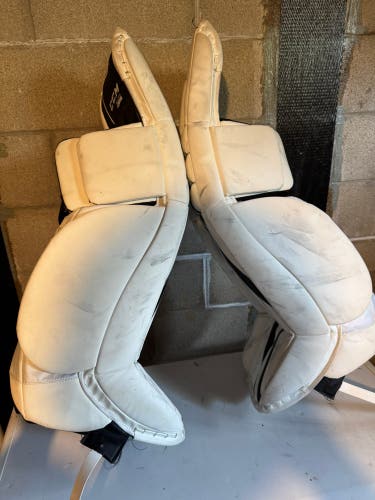 CCM E3.5 Leg Pads