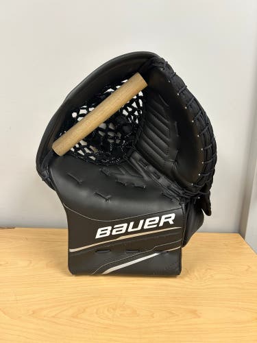 Bauer Sr. GSX Goalie Glove *Ships broken in*