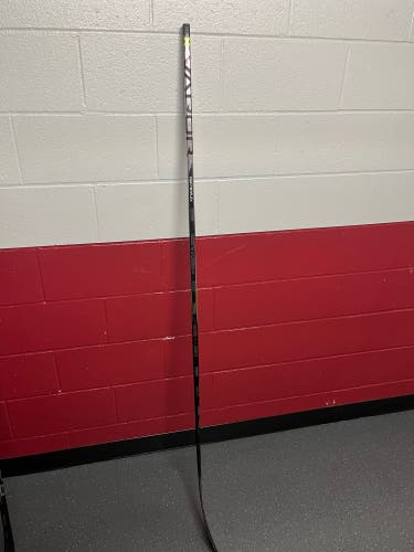 Used Senior Bauer Right Handed P92 Vapor Hyperlite 2 Hockey Stick