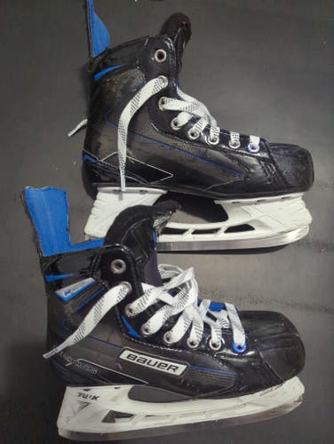 Used Intermediate Bauer Nexus N2900 Hockey Skates Wide Width Size 4.5