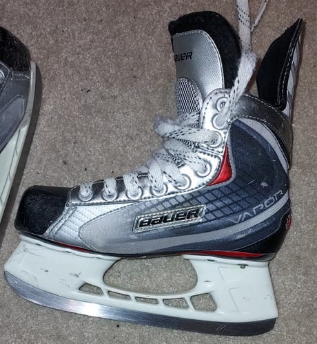 Used Junior Bauer Vapor X20 Hockey Skates Regular Width Size 2