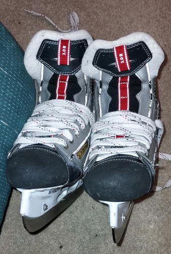 Used Junior Easton Stealth S17 Hockey Skates Regular Width Size 3