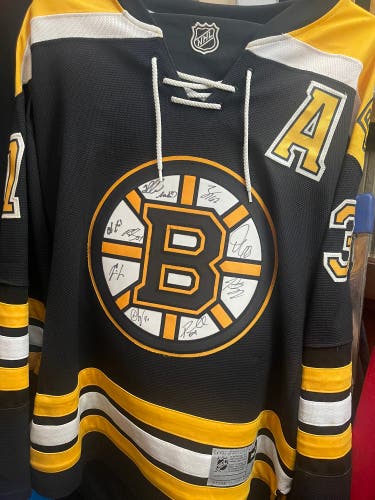 Boston Bruins team autographed Jersey (send Offers)