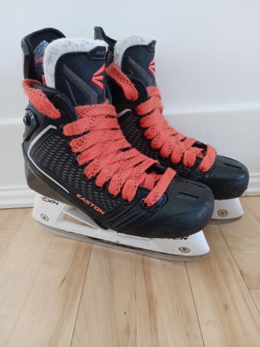 Used Junior Easton Mako II Hockey Skates Regular Width Size 1