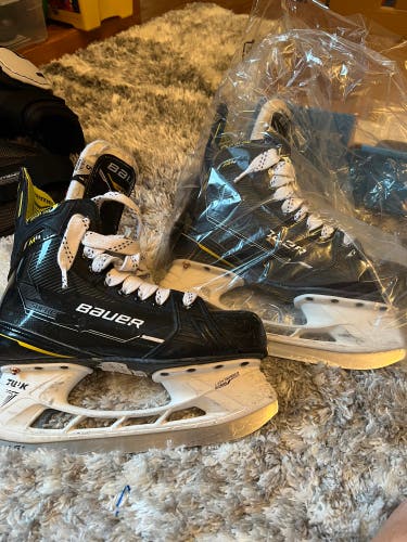 Used Intermediate Bauer Regular Width Size 5 Supreme M4 Hockey Skates