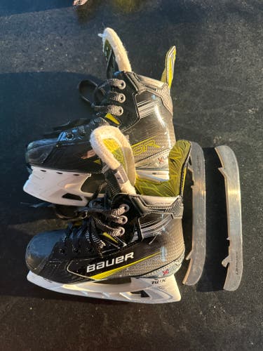 Used Bauer Vapor X4 Hockey Skates Size 1 with 2 sets of blades