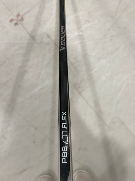Used Senior Bauer Right Handed P88 Vapor Hyperlite 2 Hockey Stick
