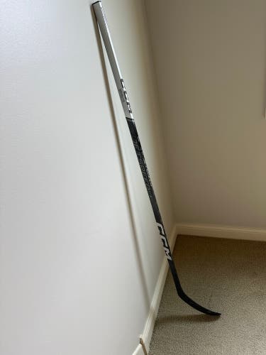 UND HOCKEY ; New Senior CCM Right Handed P28 Pro Stock Jetspeed FT6 Pro Hockey Stick