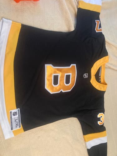 Patrice Bergeron alternate jersey youth L/XL (sewn on logos/numbers)