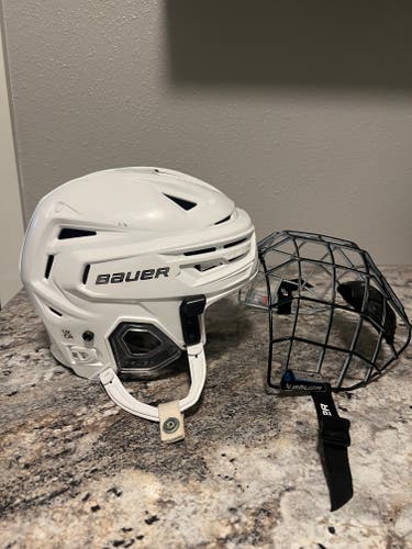 Used Small Bauer Re-Akt 150 Helmet