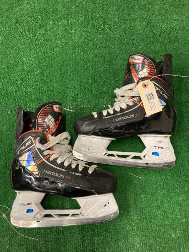 Used Intermediate True HZRDUS 7X Hockey Skates Regular Width Size 5.5