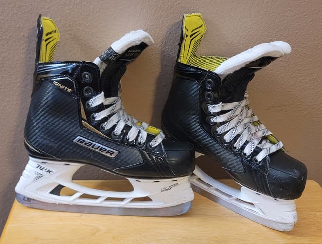 Junior Bauer Supreme Ignite Hockey Skates Regular Width Size 2 Used