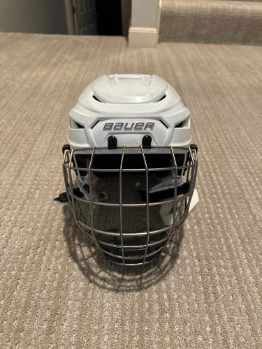 Used Medium Bauer  Hyperlite 2 Helmet