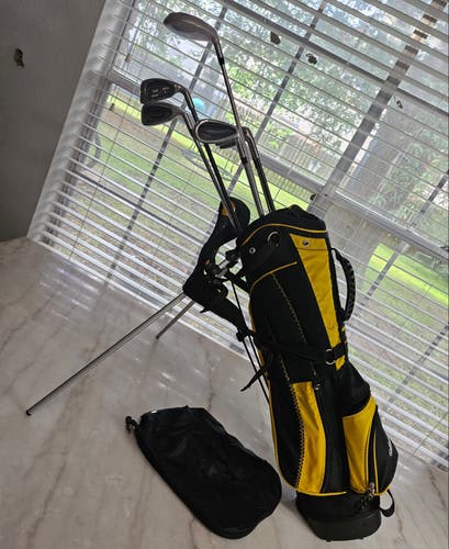 Used Junior Right Handed Clubs (Set) Junior 6 Pieces, Ready to Hit the Links!