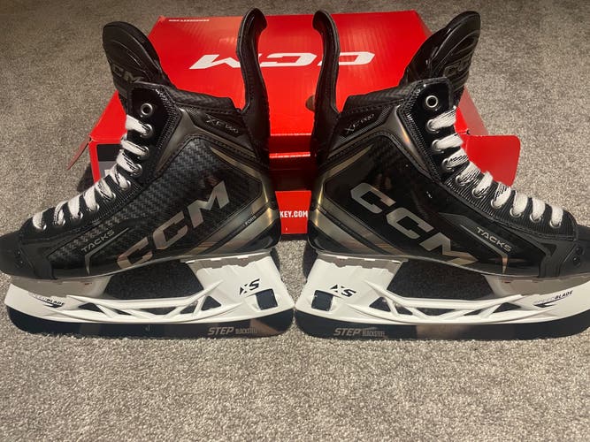 New Senior CCM Regular Width   8 Tacks XF Pro Hockey Skates