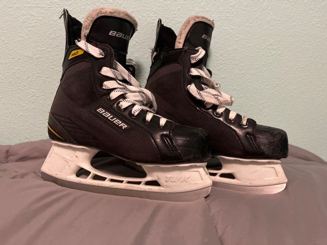 Used Intermediate Bauer Regular Width  Size 5 Supreme 140 Hockey Skates