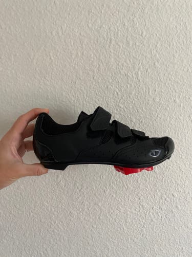 Giro Cycling Shoes with Clips - Size 40 (7.5M, 8.5W)