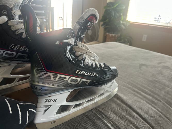 Used Senior Bauer Regular Width Pro Stock 9.5 Vapor 3X Pro Hockey Skates