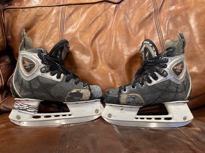 Hockey Skates Junior CCM Size 2.5 Vector 6.0