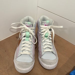 Used Size 7.0 (Women's 8.0) Nike blazer Shoes