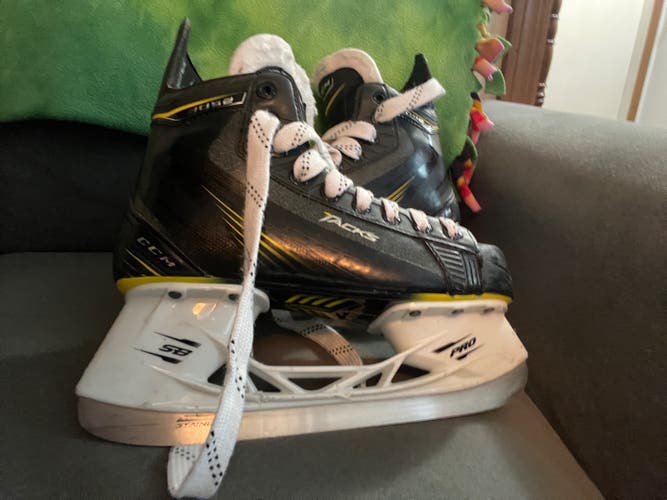 Used Junior CCM Regular Width Size 3.5 Tacks 3052 Hockey Skates