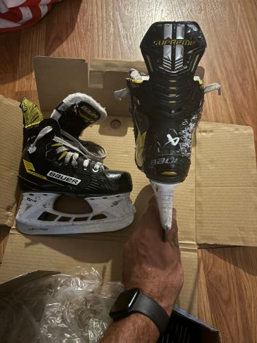 Used Junior Bauer Regular Width Size 1 Supreme M4 Hockey Skates