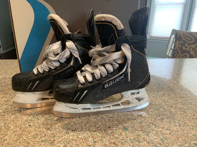 Used Intermediate Bauer Supreme One.8 Hockey Skates Regular Width Size 4