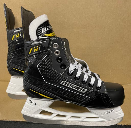 New Bauer Supreme M1 Hockey Skates Sz.2.5D