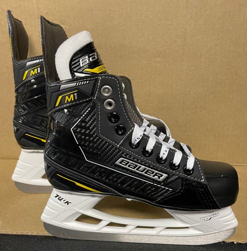 New Bauer Supreme M1 Hockey Skates Sz.2D