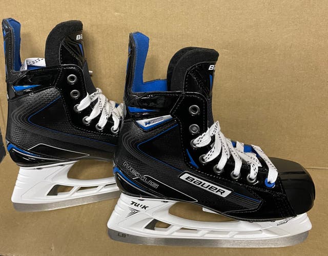 New Bauer Nexus N2900 Hockey Skates Sz. 4D