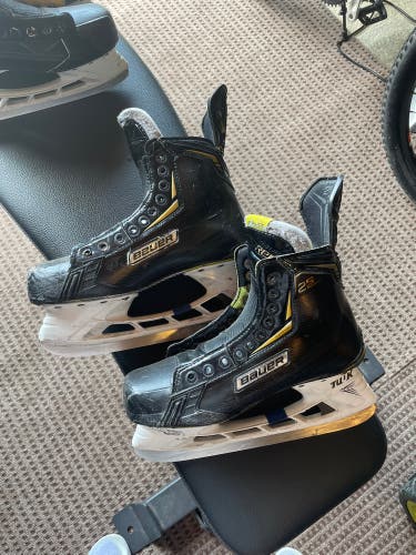 Used Bauer 8.5 Supreme 2S Hockey Skates