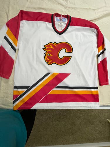 White Used Calgary Flames XXL Men's CCM Jersey