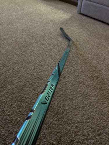 Used Intermediate Bauer Left Hand P28M Vapor Hyperlite 2 Hockey Stick