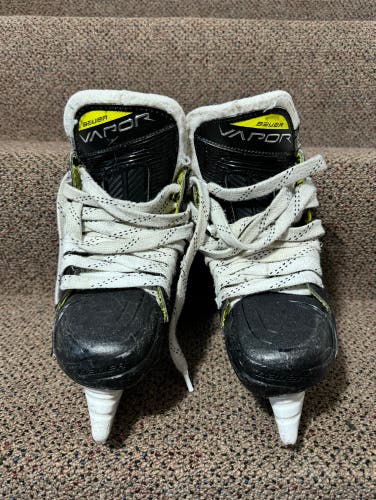 Used Junior Bauer Extra Wide Width Size 2.5 Vapor 3X Hockey Skates