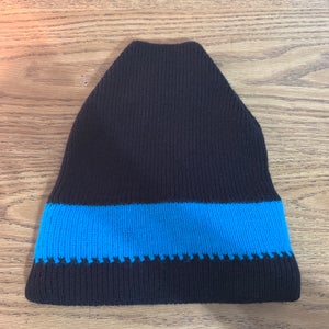 Black and blue beanie