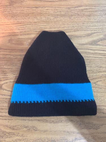 Black and blue beanie