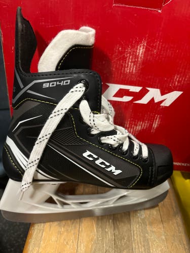 New CCM Regular Width Size 2 Tacks 9040 Hockey Skates