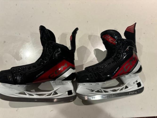Used Intermediate CCM JetSpeed FT6 Hockey Skates Regular Width 9.5