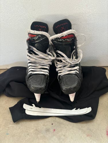 Vapor 3X Skates Size 8  +2 Sets of Blades