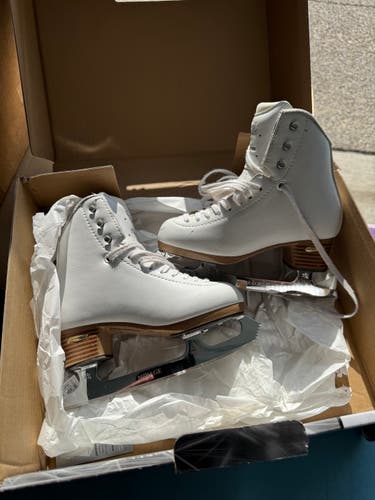 Used Jackson Freestyle 2R Figure Skates