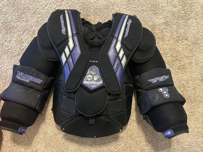 Custom Vaughn VE8 pro Carbon chest protector size large