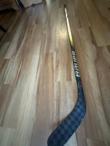 Used Intermediate Bauer Vapor Hyperlite 2 Right Handed Hockey Stick P88