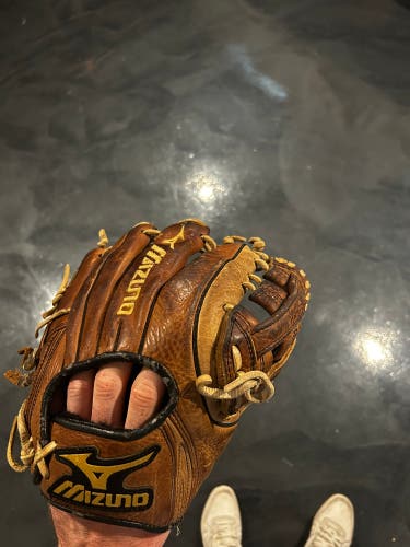 Used Right Hand Throw 11.25" Baseball Glove