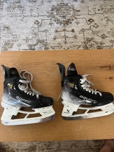 Used Bauer Vapor Hyperlite 2 Hockey Skates Size 6 Fit 2