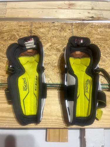 CCM Tacks AS1 shin pad 10”