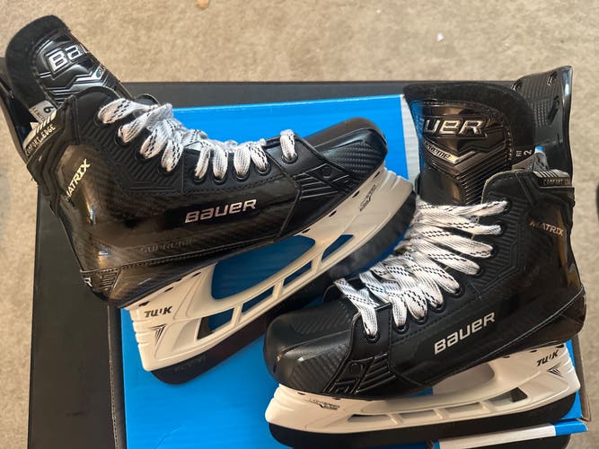 New Intermediate Bauer Size 6 Supreme Matrix Hockey Skates