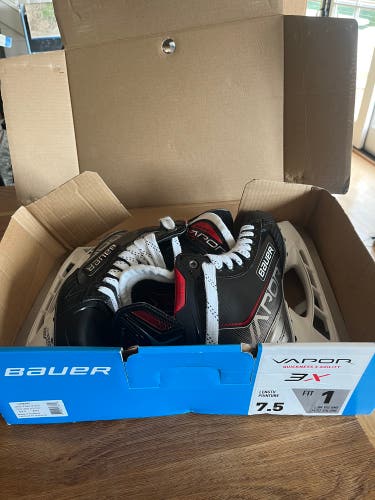 New Senior Bauer Regular Width 7.5 Vapor 3X Hockey Skates