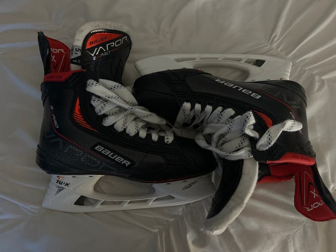 Brand New Senior Bauer Vapor 3X Pro Hockey Skates Regular Width 5.5