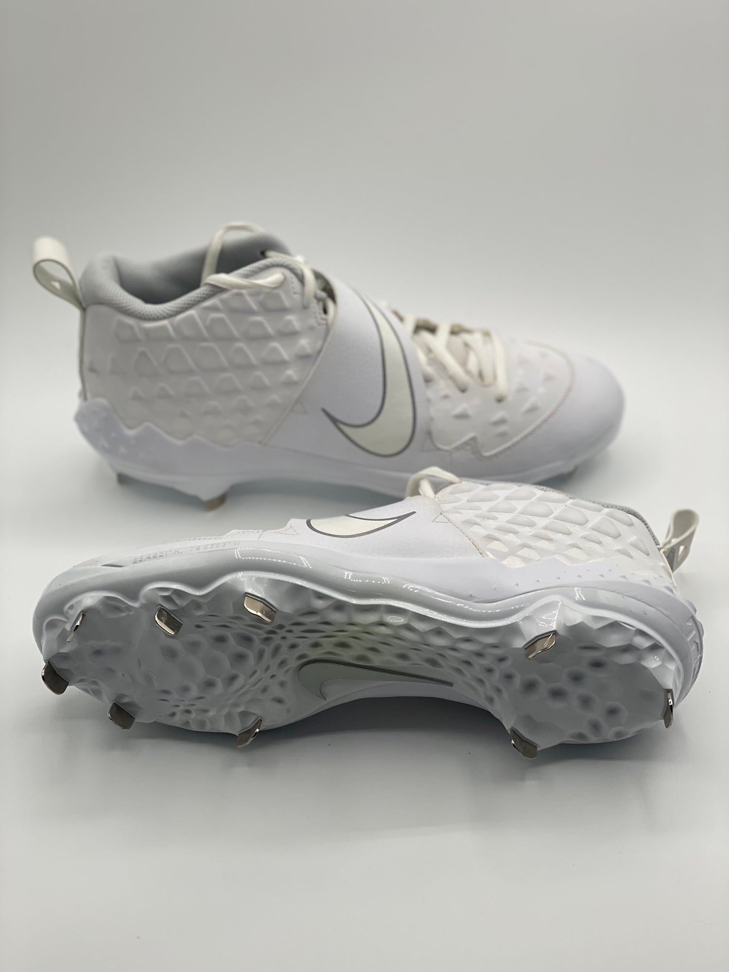 mike trout white cleats